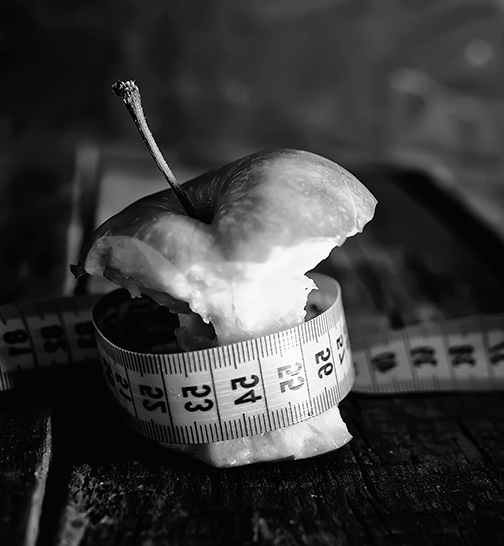 Foto en blanco y negro de un hueso de manzana son una cinta alrededor