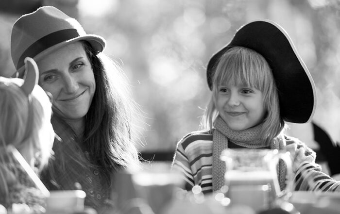Foto en blanco y negro de una mujer con dos niñas