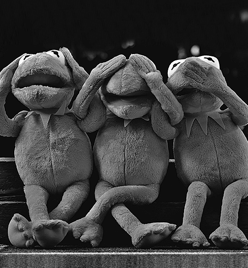 Foto en blanco y negro de tres muñecos de la Rana Gustavo