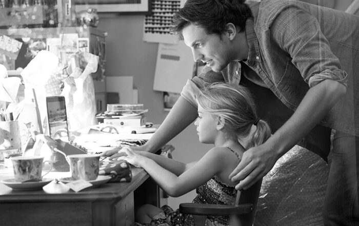 Foto en blanco y negro de un padre con su hija 