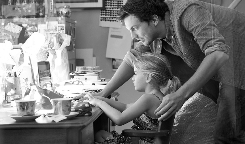 Foto en blanco y negro de un padre con su hija