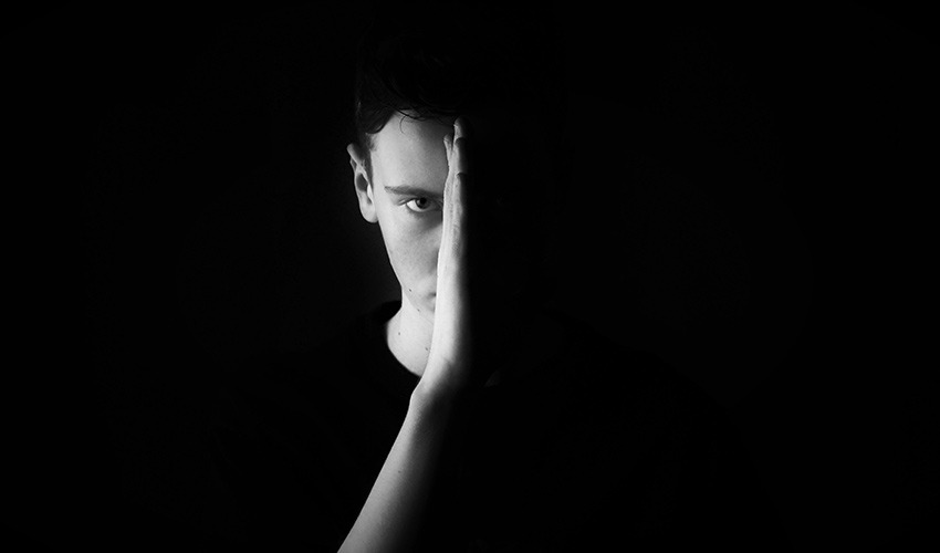 Foto en blanco y negro de la cara de un hombre