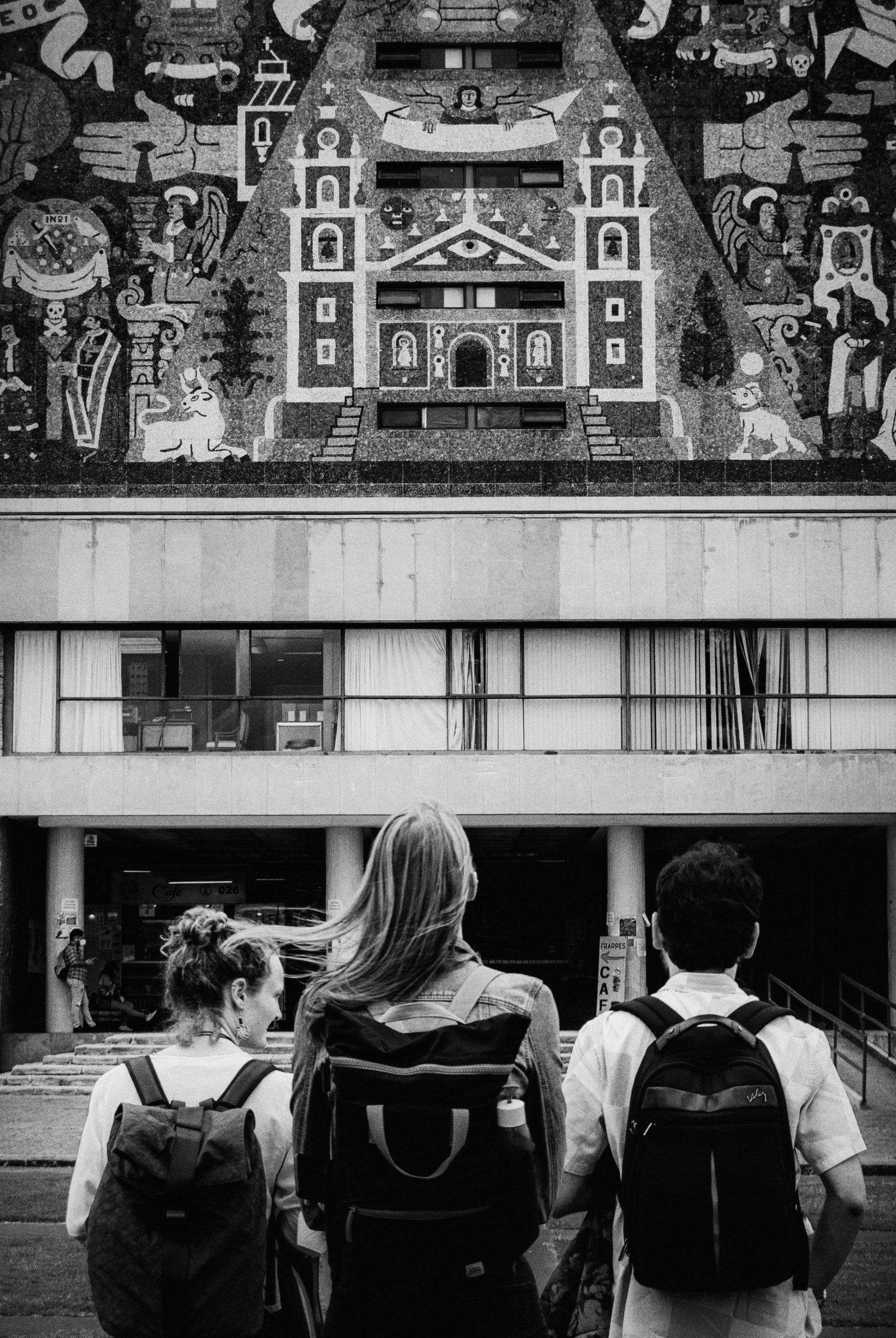 Tres de estudiantes entrando a un centro educativo